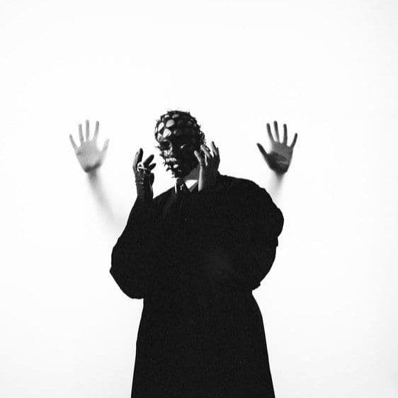 دهانی پر حرف و ذهنی پوچ.